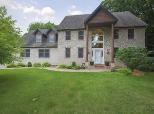 561 Bighorn Dr, Chanhassen, MN 55317