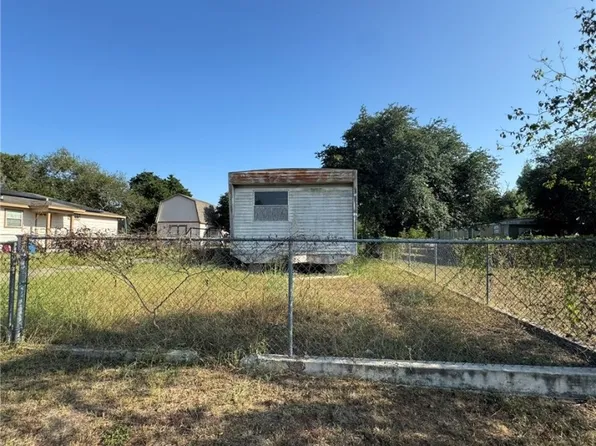 315 S Atascosa Street, Mathis, TX 78368