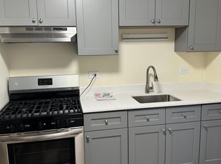 702 W Huntington Commons Rd, Mount Prospect, IL 60056