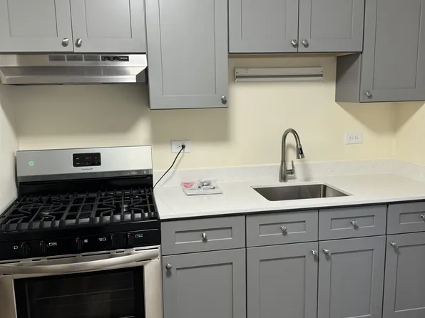 702 W Huntington Commons Rd, Mount Prospect, IL