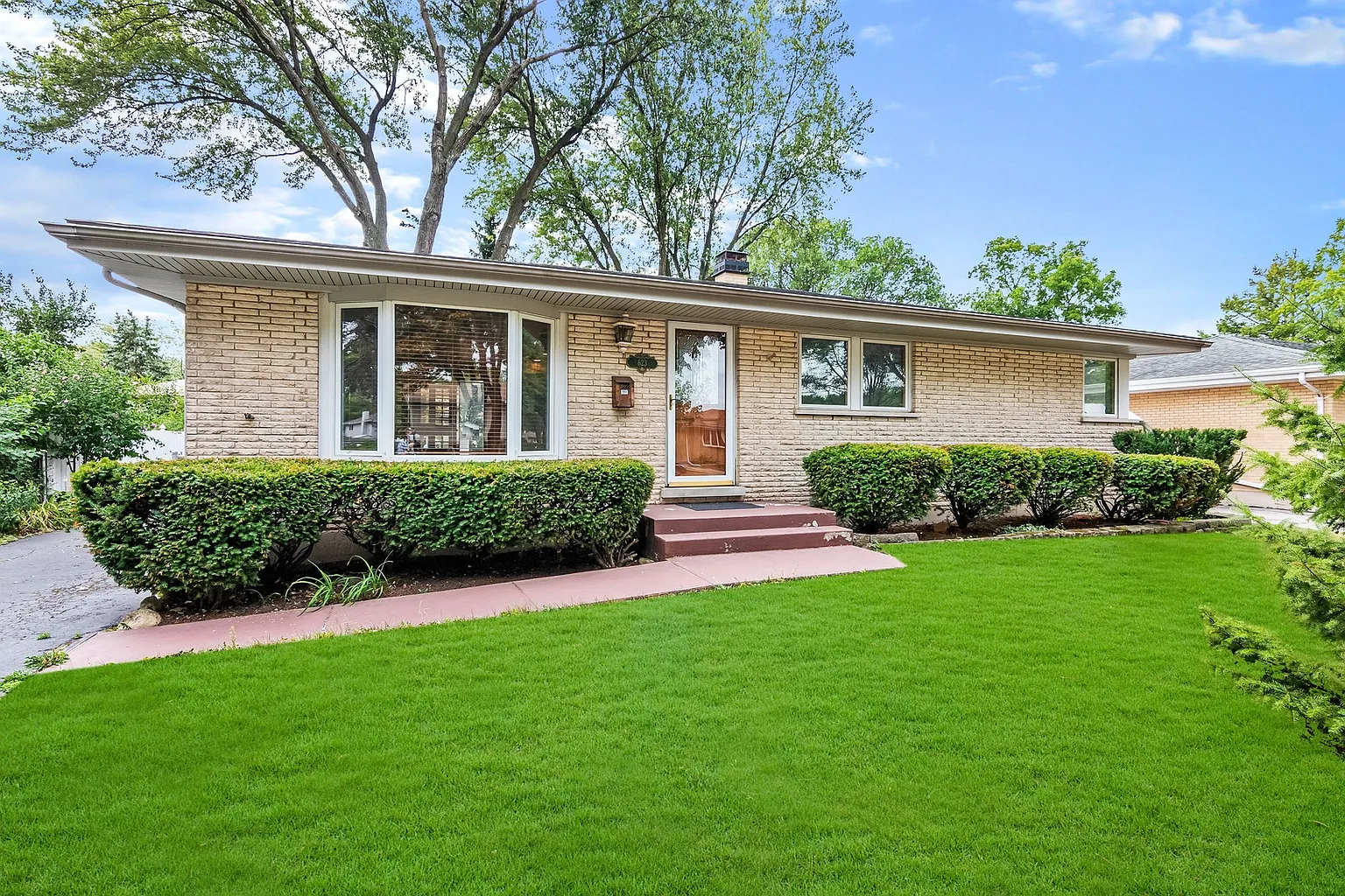 623 W Beach Dr photo 1