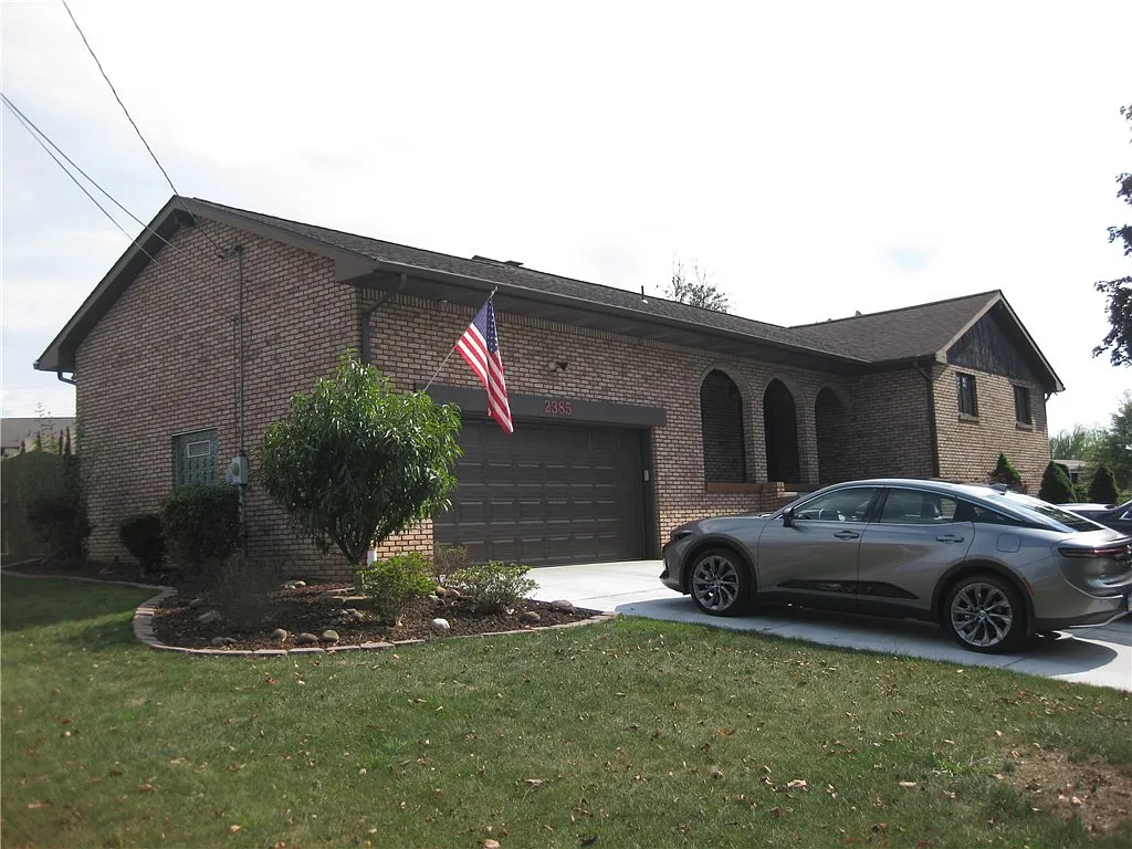 2385 Hospital Dr photo 1