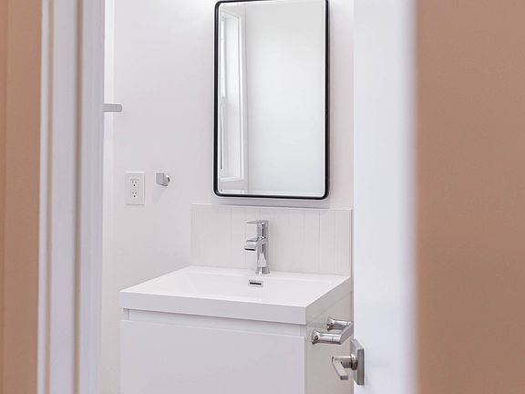 4th image of 4076 Redwood Ave #10