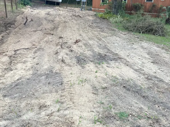 16135 SE 13th St, Ocklawaha, FL 32179