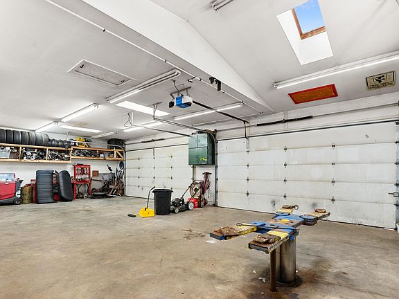 3rd image of 704 W Gift Ave