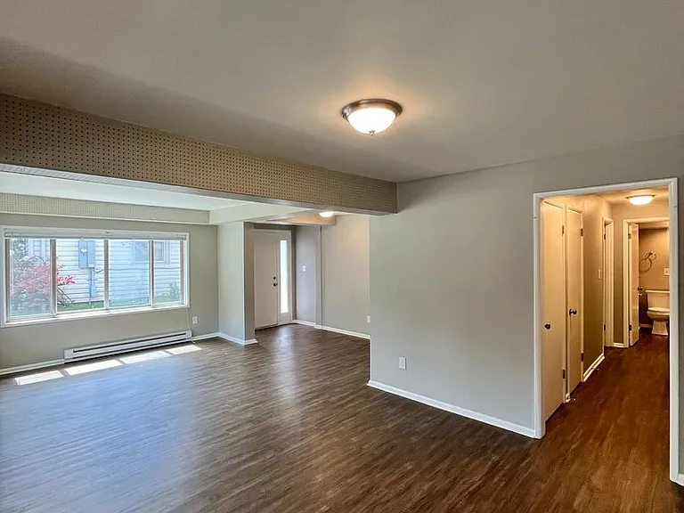Stunning / Extra Large 1-Bedroom! Faux Hardwood Floors, Washer & Dryer, Stainless Appliances & Pe... — Photo 12