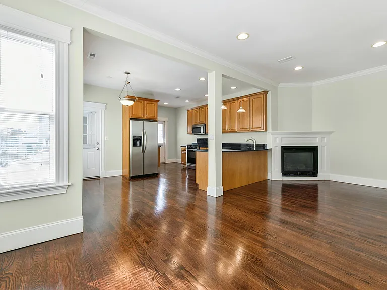 629 E 6th St #3 — Photo 7