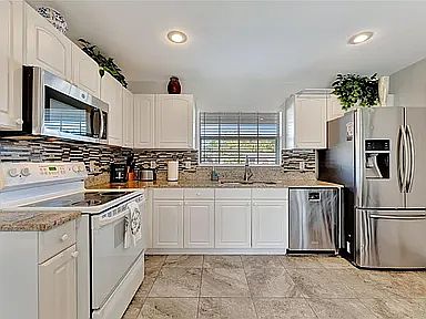 2nd image of 2916 Woodcrest Dr