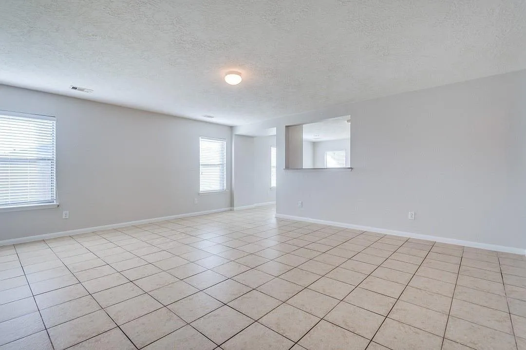 3 bed, 2.0 bath, 1563 sqft, $2,000 — Photo 4