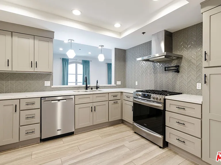 9249 Burton Way #404 — Photo 7