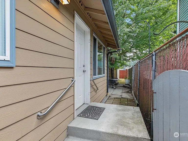 Private entrance to unit.