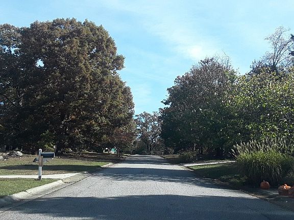 5th image of 102 Stoneview Dr