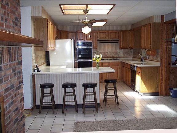 Great eat-in kitchen - dbl ovens!