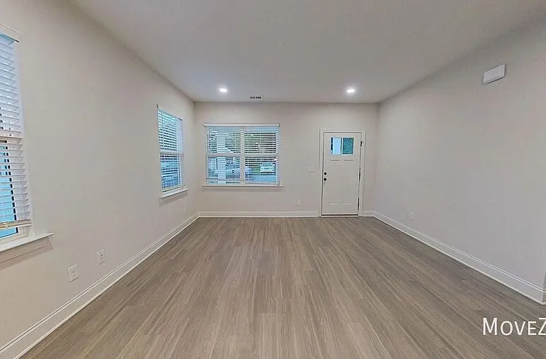 324 Houston St — Photo 19