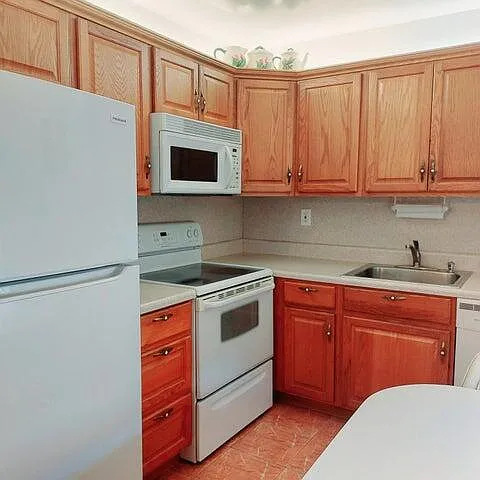 767 Burgundy St #P — Photo 4