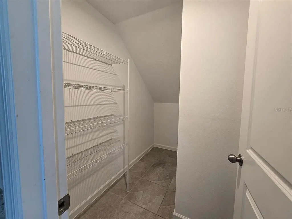 3 bed, 2.5 bath, 1556 sqft, $2,100 — Photo 4
