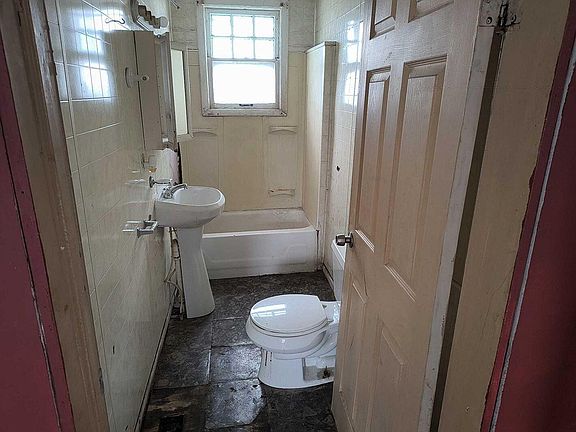 4th image of 897 Turner Ave