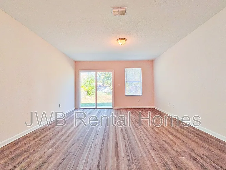 2815 Robert St — Photo 6