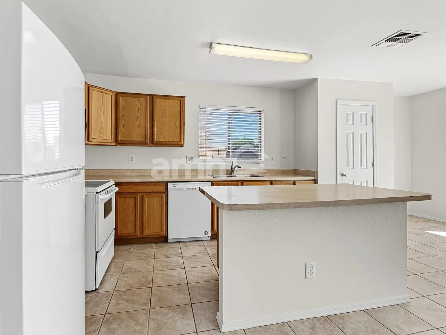 4 bed, 3.0 bath, 2470 sqft, $2,330 — Photo 3
