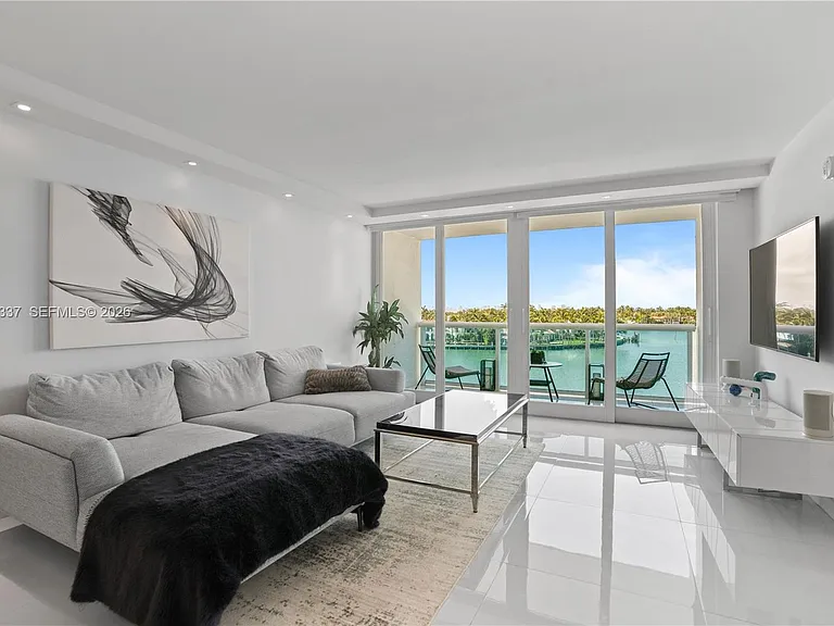 6770 Indian Creek Dr #5M — Photo 2