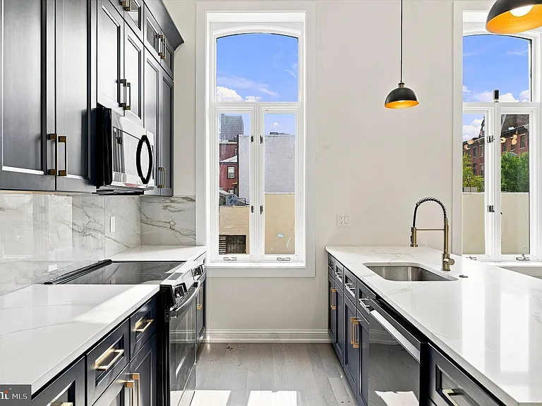 260 S 18th St #1 — Photo 9