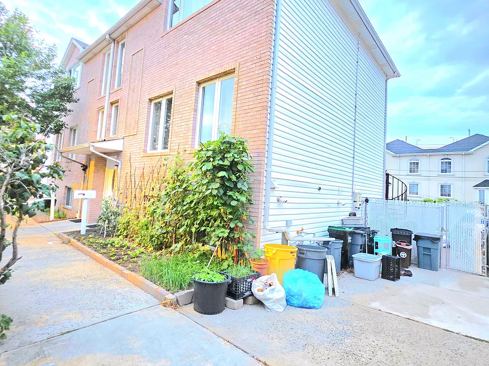 337 Hamden Ave #1