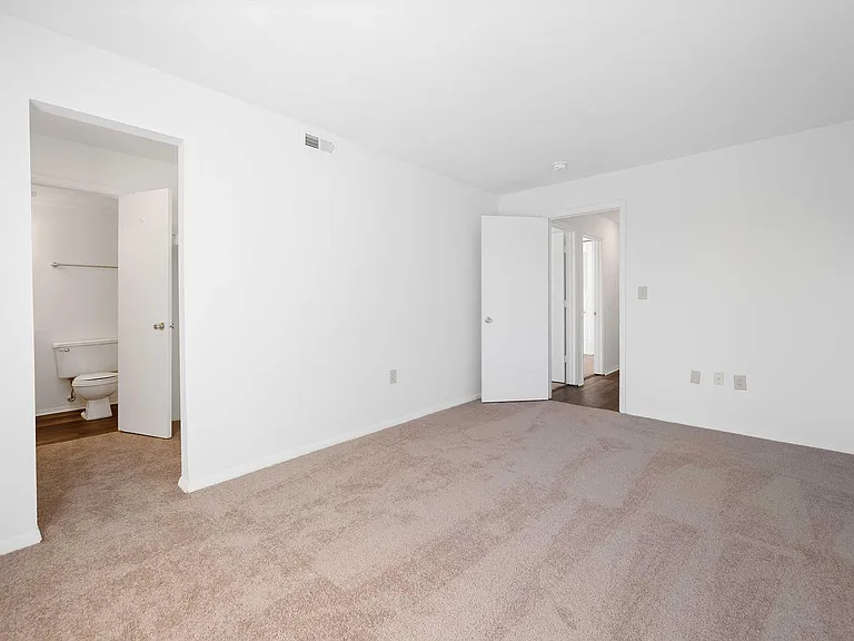 Foxridge Apartment Homes — Photo 178