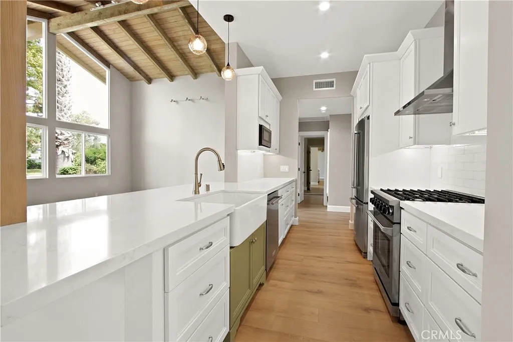 3 bed, 1957 sqft, $8,350 — Photo 2