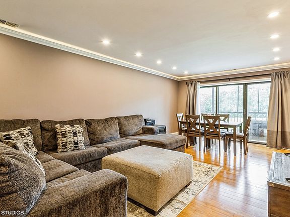 3rd image of 250 W Parliament Pl APT 107