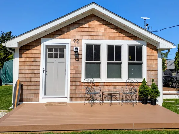 92 Greenfield Ave, Portsmouth, RI 02871