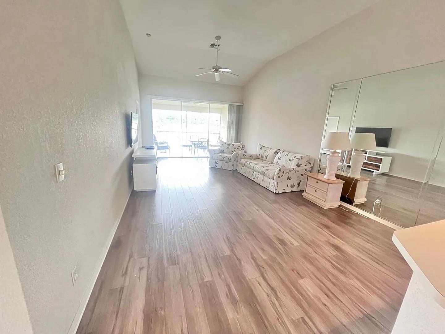 2bed/2baths Close to the beach, Mercato and Great Schools — Photo 4