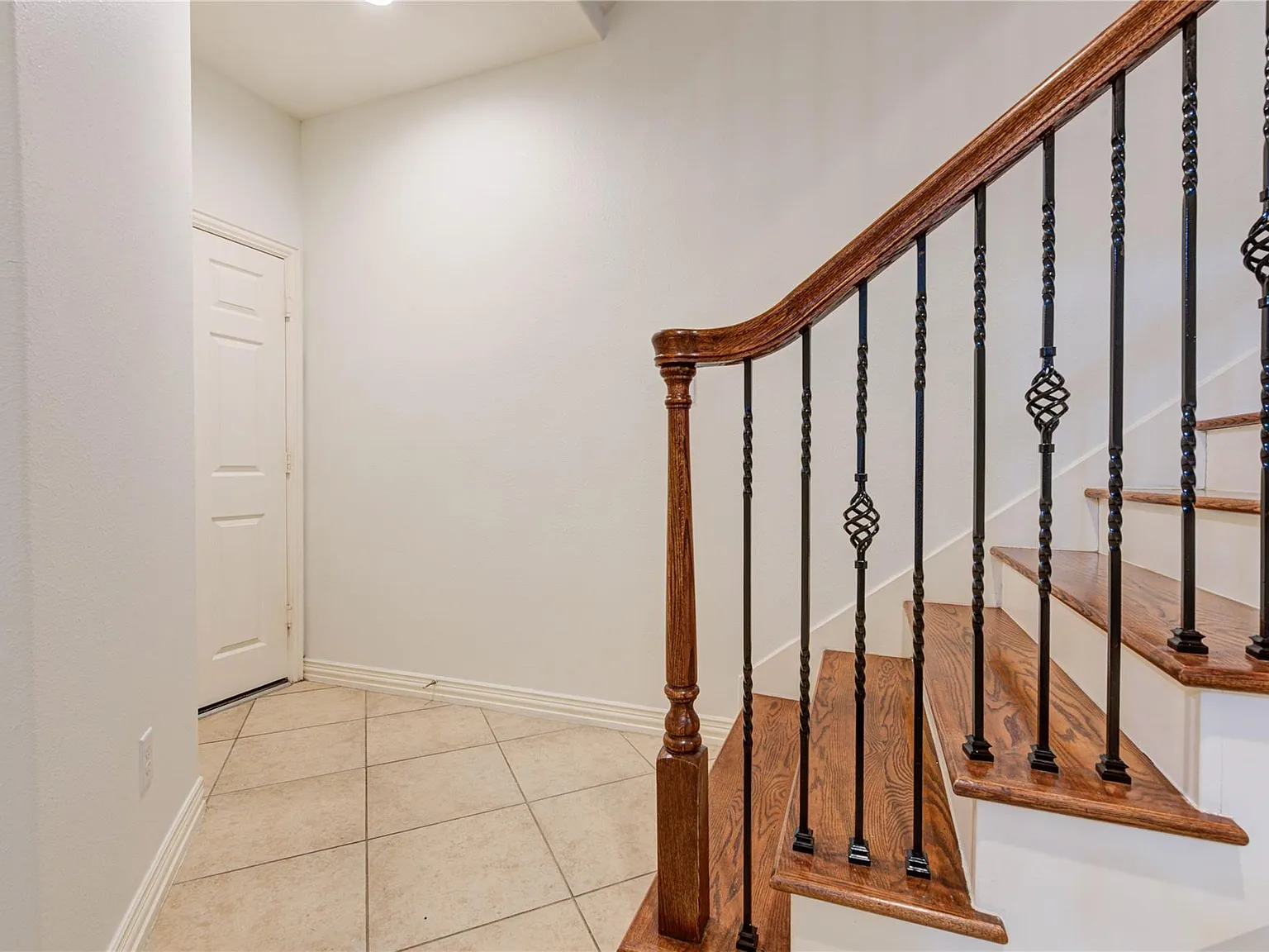3 bed, 2.5 bath, 2642 sqft, $2,695 — Photo 4