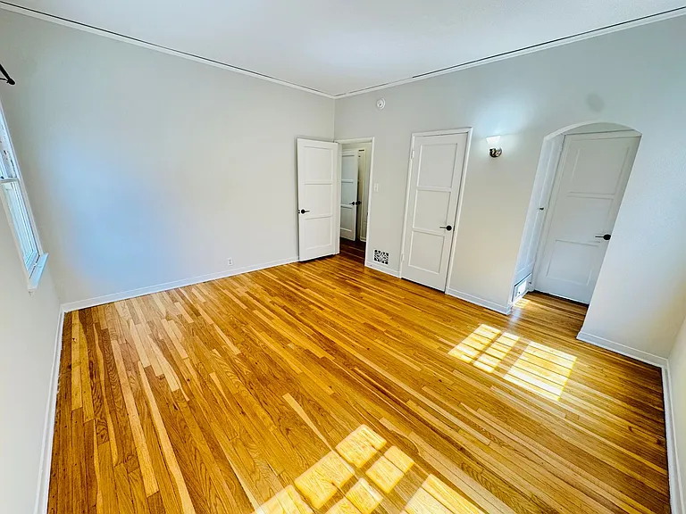 331 N Hayworth Ave — Photo 8