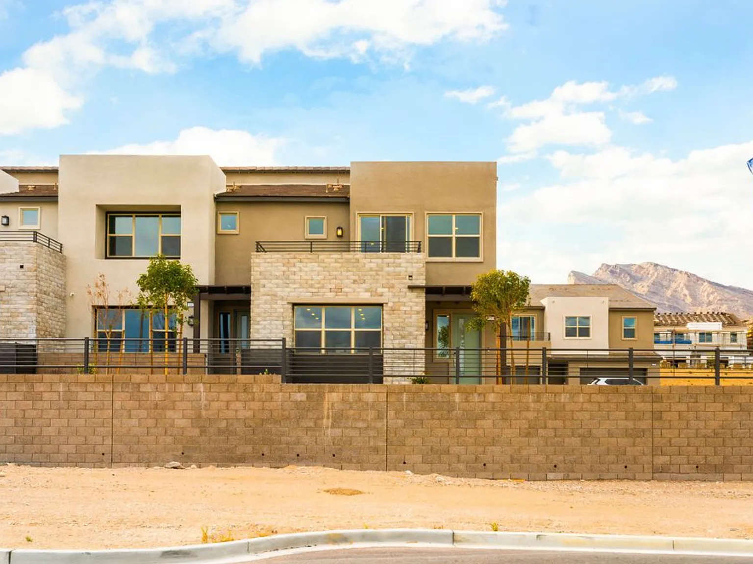 5 bed, 2163 sqft, $4,500 — Photo 2