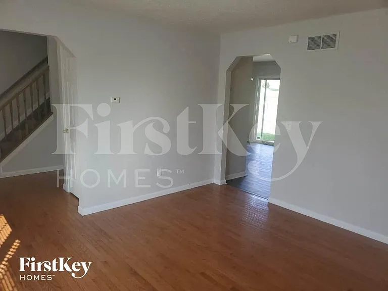 356 Brandon Dr — Photo 4