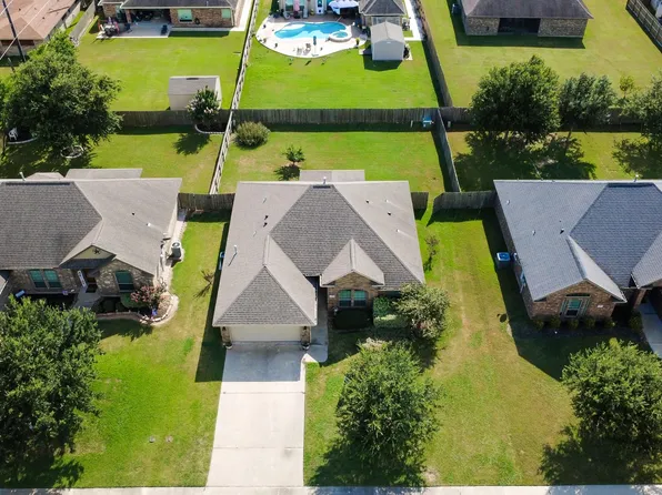 205 Poppy St, Lake Jackson, TX 77566