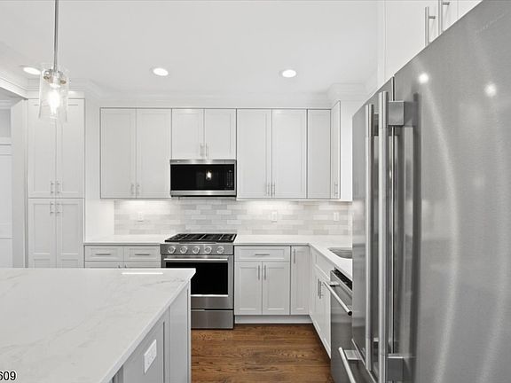 4th image of 336 E 1St St