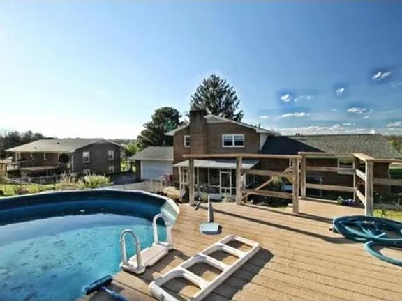 2nd image of 811 N Hills Dr