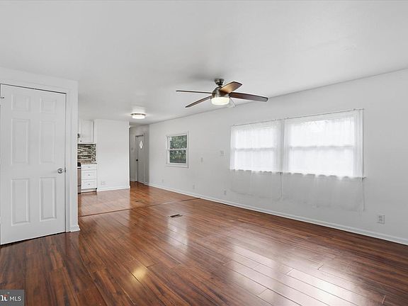 3rd image of 7 Oak Dr