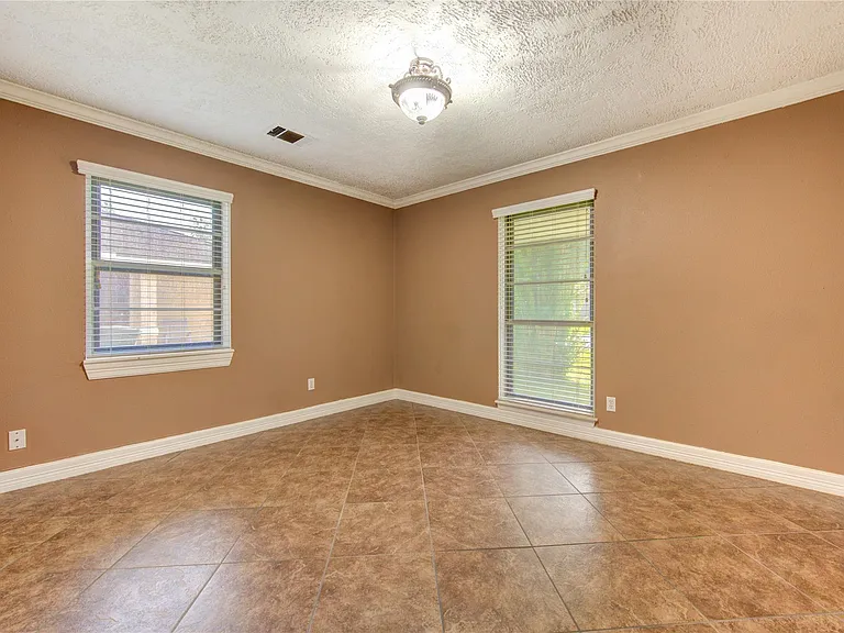 9922 Carmalee St — Photo 37