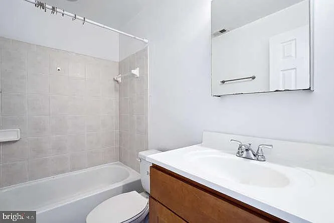 1337 Girard St NW #4 — Photo 8