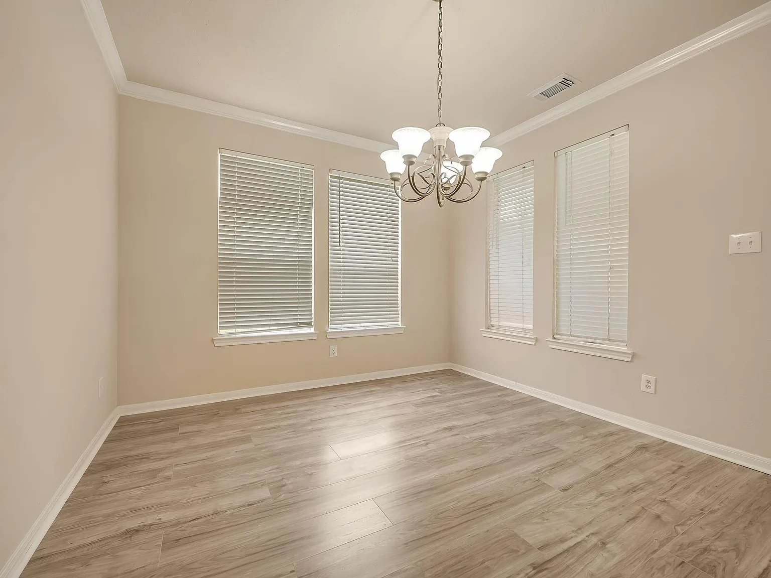 4 bed, 2.5 bath, 2540 sqft, $2,400 — Photo 3