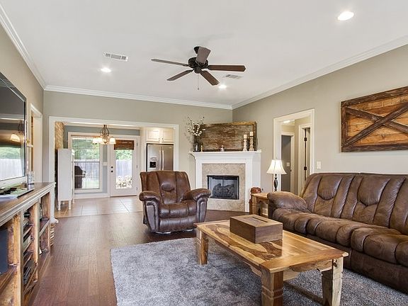 2nd image of 527 Oak Park Cir