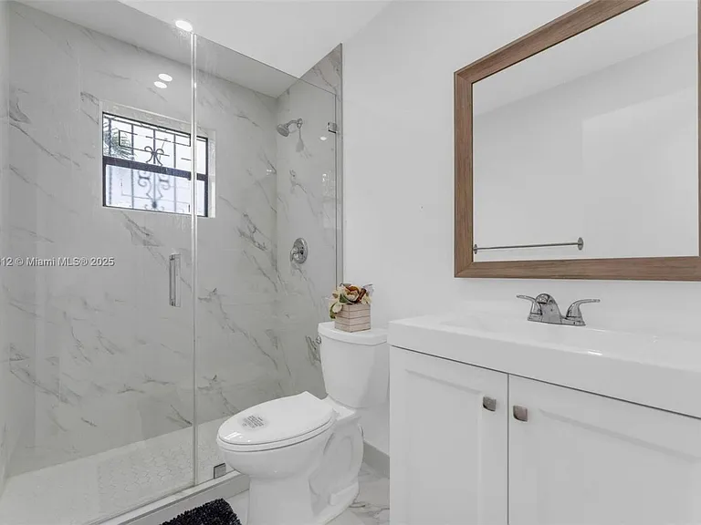 2401 SW 102nd Ave — Photo 13