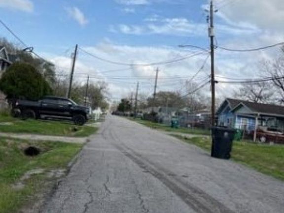 Exterior Neighborhood (street photo)