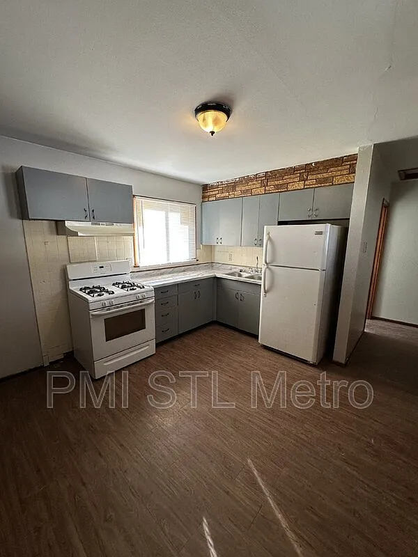 3 bed, 1.0 bath, 912 sqft, $1,295 — Photo 3