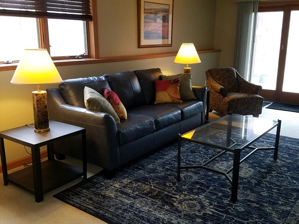 Large Living Room w/Smart TV