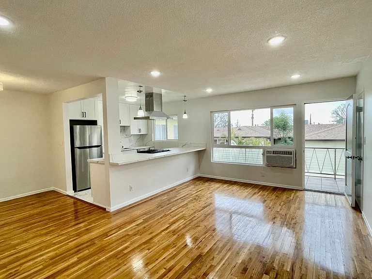1411 N Fairfax Ave — Photo 2