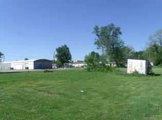 402 W 2nd St, Flora, IL 62839
