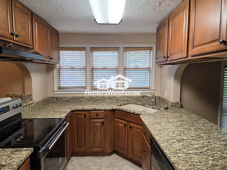 203 Ivy Green Ln — Photo 2